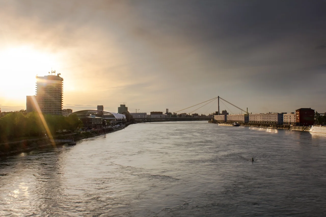 Seeblick zwischen Gebäuden von BALCK e.K.