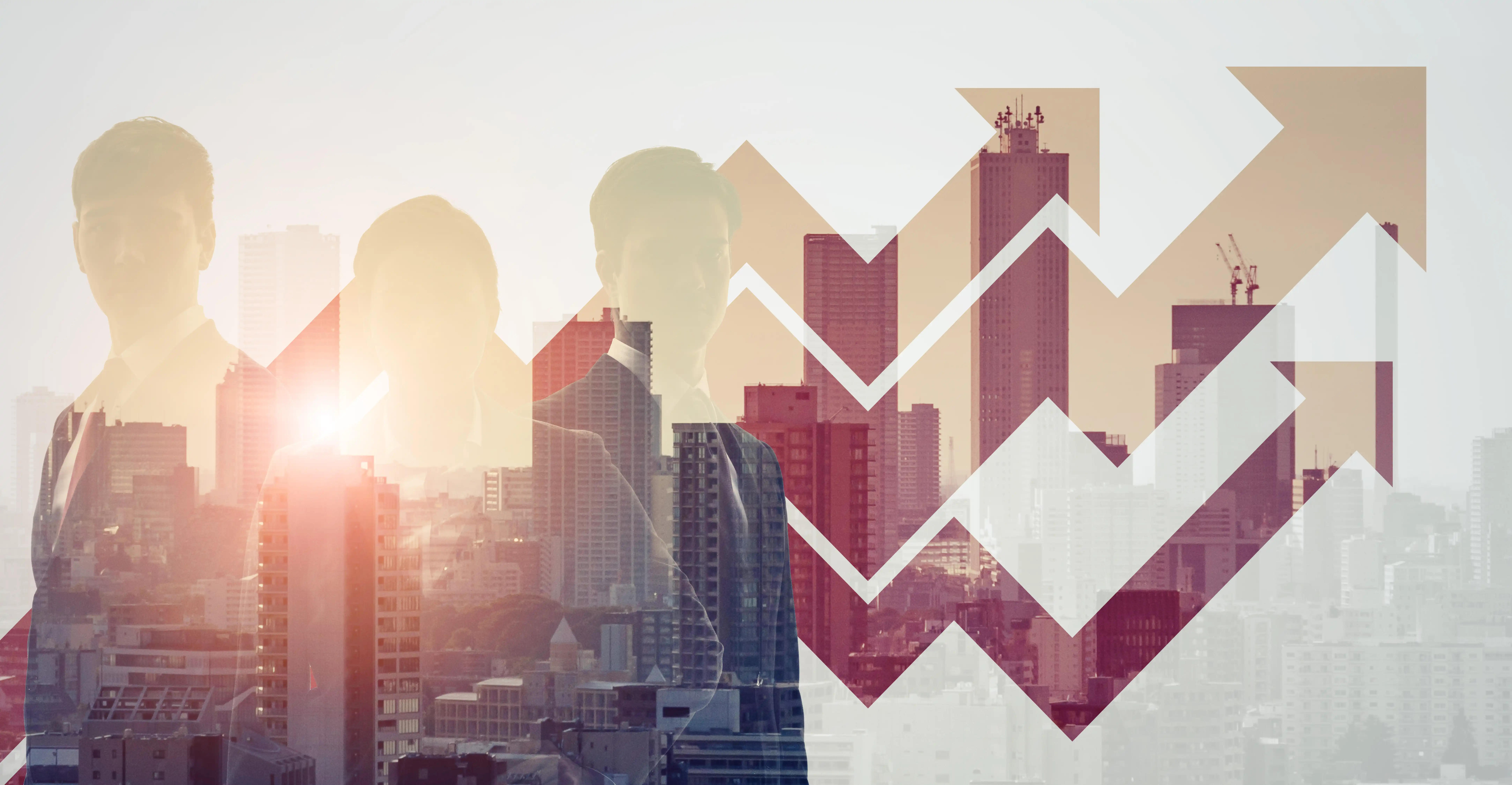 Nahaufnahme: Ein junger Mann drückt auf einen Taschenrechner, um die Kosten einer Hypothek für einen Refinanzierungsplan zu prüfen und zusammenzufassen.