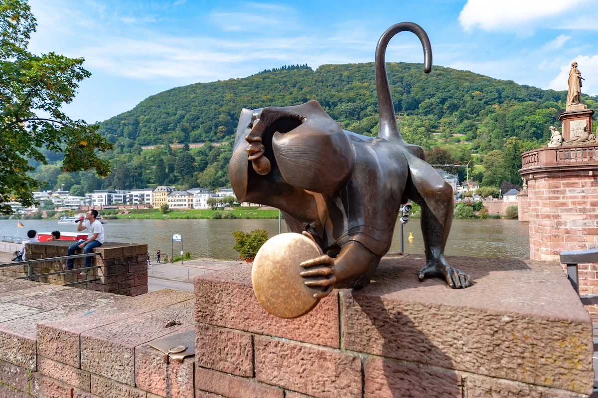 Heidelberger Brücke: Affenstatue an der Alten Brücke in Heidelberg. (Alte Brücke)