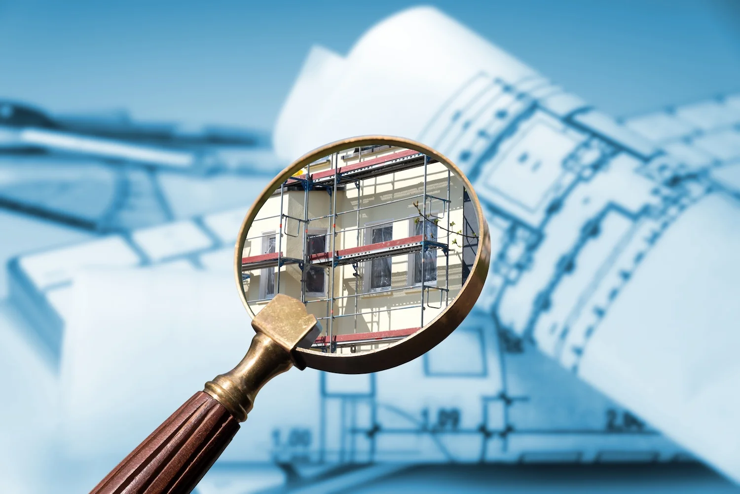 Zwei Geschäftsleute schütteln sich bei einem Meeting die Hände, nachdem die endgültige Projektvereinbarung getroffen wurde.