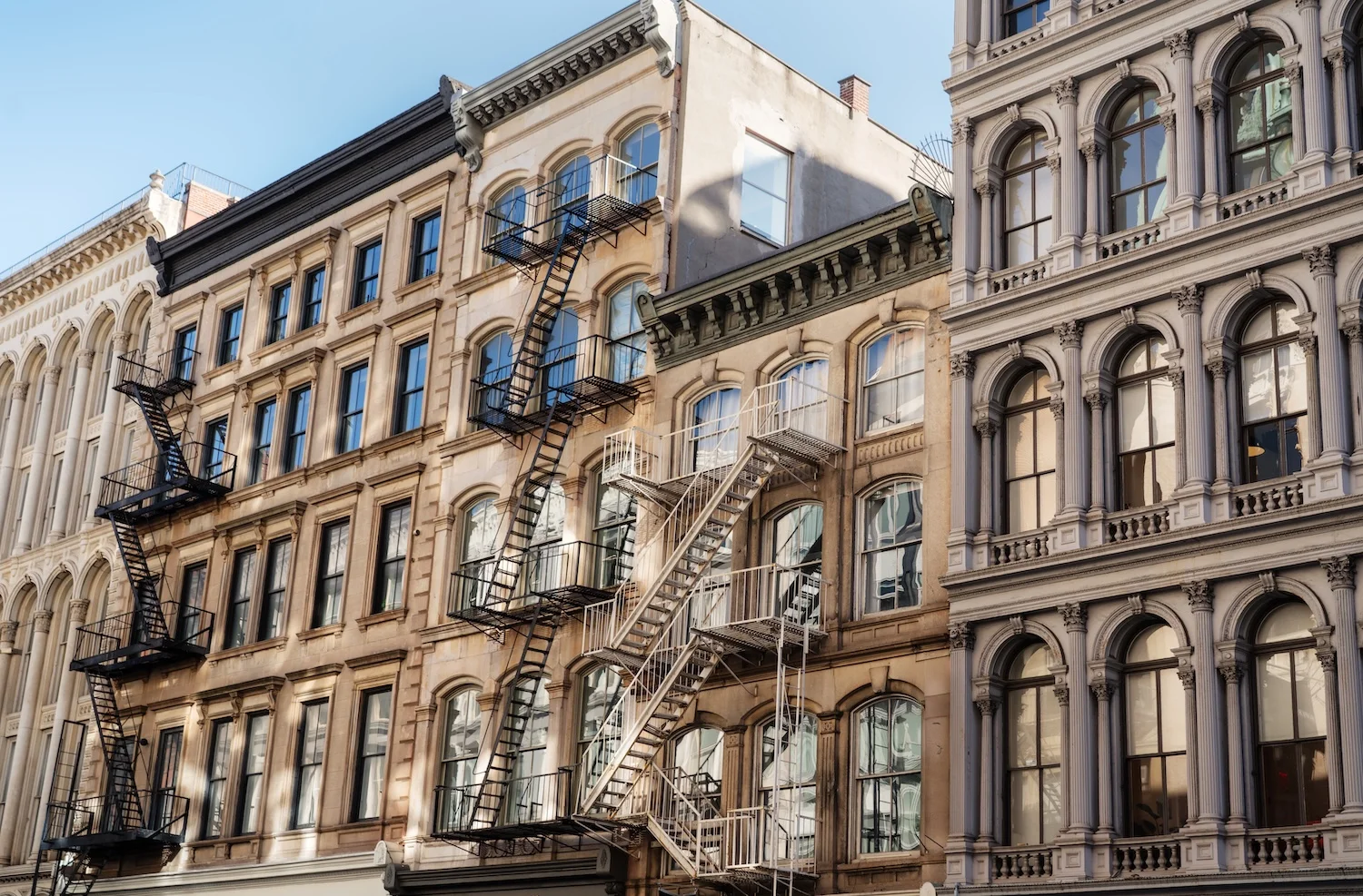 Selektiver Fokus eines Autohändlers mit Brille, der Kunden im Büro ansieht.