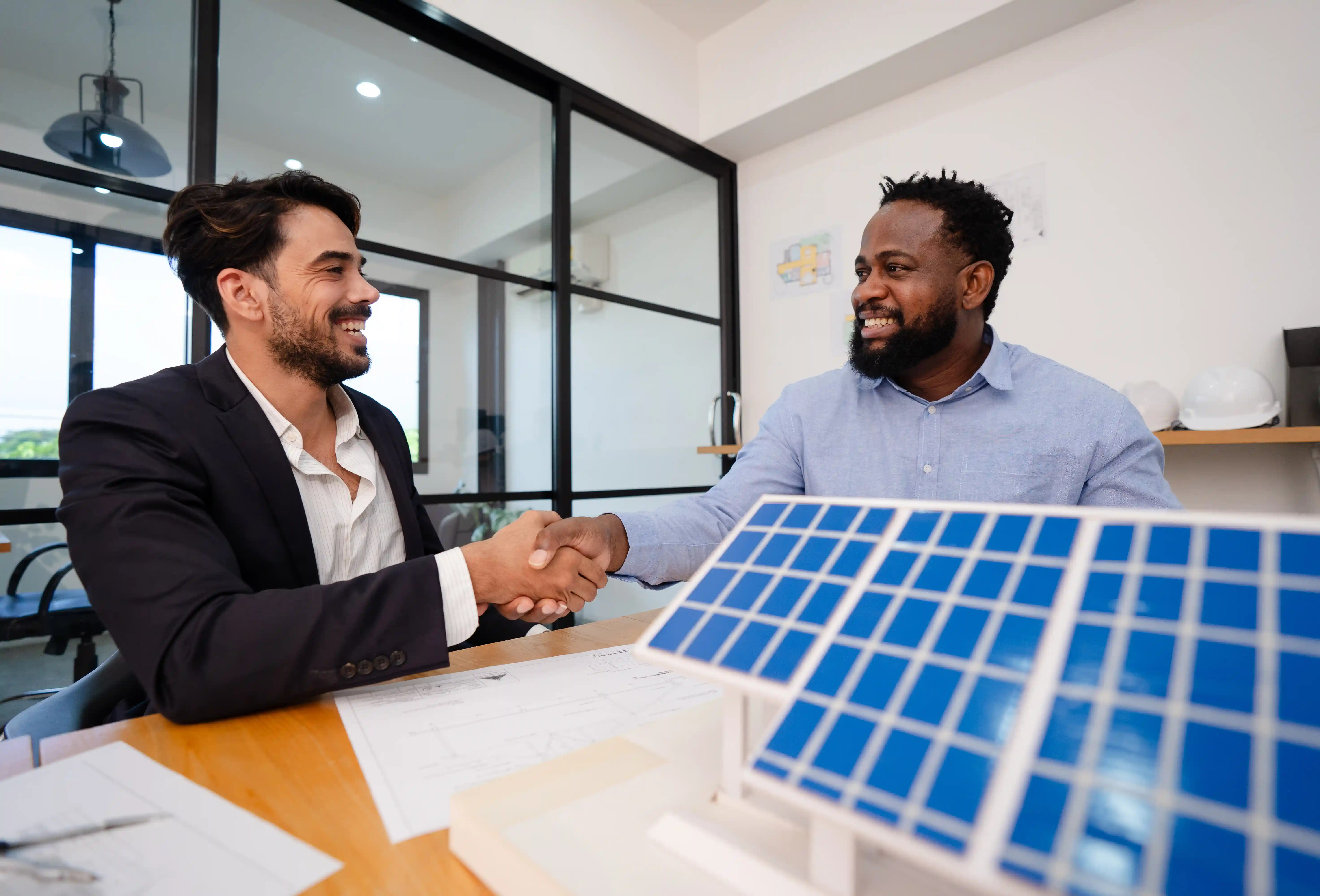 Nahaufnahme: Ein junger Mann drückt auf einen Taschenrechner, um die Kosten einer Hypothek für einen Refinanzierungsplan zu prüfen und zusammenzufassen.